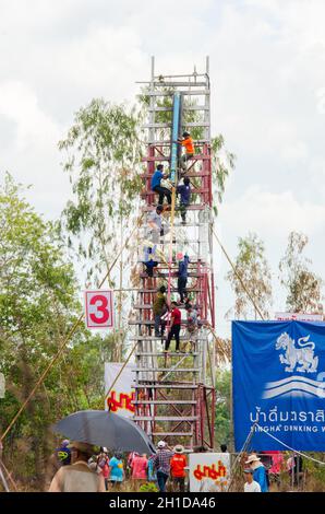 14. Mai 2017, Yasothon, Thailand: Die selbstgemachte Rakete wird beim jährlichen Raketenfestival 'Bun Bang Fai' im Nordosten Thailands und in Thailand zum Start vorbereitet Stockfoto