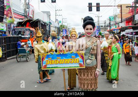 13. Mai 2017, Yasothon, Thailand: Thailändisches Mädchen in traditioneller thailändischer Tracht bei der jährlichen Straßenparade vor dem traditionellen Rocket Festival. Das Schild RE Stockfoto