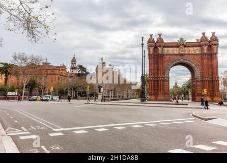 BARCELONA - MÄRZ 2018: Touristen und Einheimische am Triumphbogen im Zentrum von Barcelona in Spanien Stockfoto