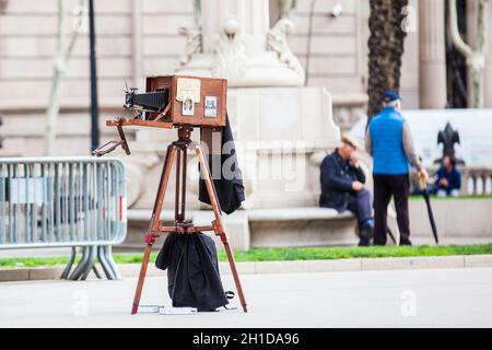 BARCELONA - MÄRZ 2018: Vintage-Holzkamera im Freien auf einem Stativ Stockfoto