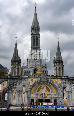 Lourdes, Frankreich - 9 Okt 2021: Die Sanctuaires Kathedrale Notre-Dame de Lourdes, A Stockfoto