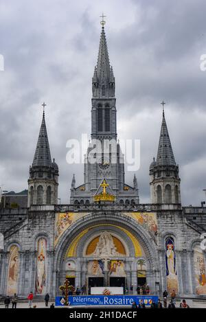 Lourdes, Frankreich - 9 Okt 2021: Die Sanctuaires Kathedrale Notre-Dame de Lourdes, A Stockfoto