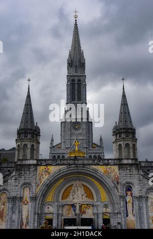 Lourdes, Frankreich - 9 Okt 2021: Die Sanctuaires Kathedrale Notre-Dame de Lourdes, A Stockfoto