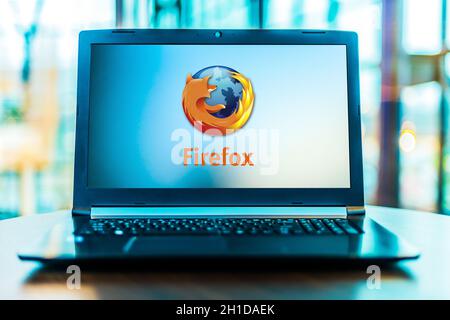 POZNAN, POL - 24. MÄRZ 2020: Laptop-Computer mit Logo von Firefox, einem kostenlosen und Open-Source-Webbrowser. Stockfoto