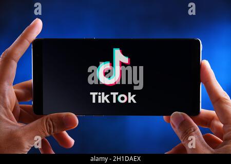 POZNAN, POL – 19. FEBRUAR 2020: Hände halten das Smartphone mit dem Logo von TikTok, einem chinesischen Social-Networking-Dienst für Videopharing im Besitz von Bytedance Stockfoto