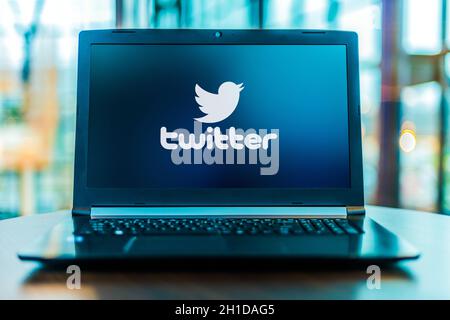 POZNAN, POL - 24. MÄRZ 2020: Laptop-Computer mit dem Logo von Twitter, einem amerikanischen Online-Microblogging und Social-Networking-Service Stockfoto