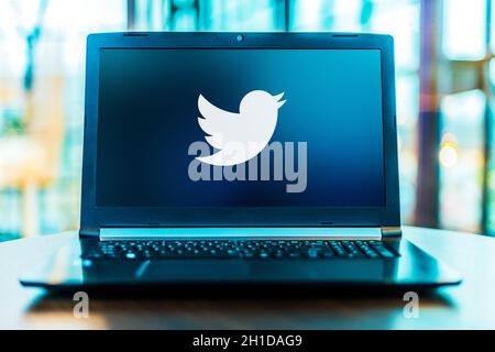 POZNAN, POL - 24. MÄRZ 2020: Laptop-Computer mit dem Logo von Twitter, einem amerikanischen Online-Microblogging und Social-Networking-Service Stockfoto
