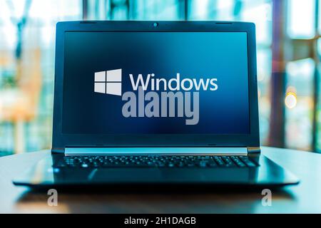 POZNAN, POL - 24. MÄRZ 2020: Laptop-Computer mit Logo von Windows, eine Gruppe von mehreren grafischen Betriebssystem-Familien, die alle devel Stockfoto