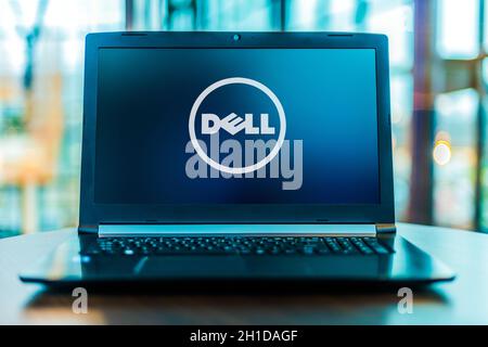 POZNAN, POL - 24. MÄRZ 2020: Laptop-Computer mit Logo von Dell, einem amerikanischen multinationalen Computertechnologieunternehmen, das entwickelt, verkauft, repai Stockfoto