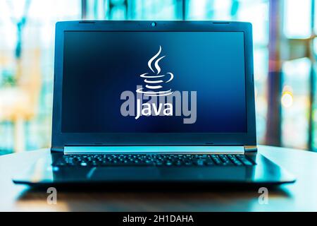 POZNAN, POL - 24. MÄRZ 2020: Laptop-Computer mit Logo von Java, einer von Sun Microsystems entwickelten Mehrzweck-Programmiersprache Stockfoto