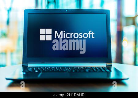 POZNAN, POL - 24. MÄRZ 2020: Laptop-Computer mit Logo von Microsoft, einem amerikanischen multinationalen Technologieunternehmen mit Hauptsitz in Redmond, W. Stockfoto