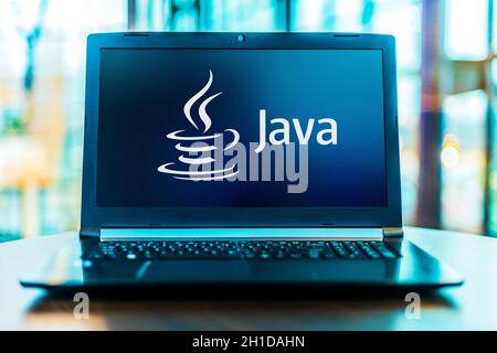 POZNAN, POL - 24. MÄRZ 2020: Laptop-Computer mit Logo von Java, einer von Sun Microsystems entwickelten Mehrzweck-Programmiersprache Stockfoto
