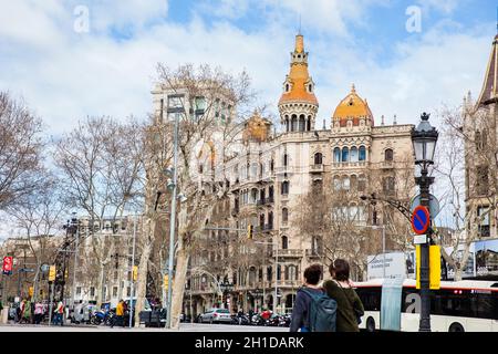 BARCELONA - MÄRZ 2018: Gran Via de les Corts Catalanes in Barcelona Spanien Stockfoto