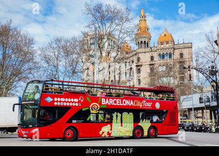 BARCELONA - MÄRZ 2018: Touristische Bus im Gran Via de les Corts Catalanes in Barcelona Spanien Stockfoto