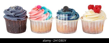 Gruppe von Cupcakes mit farbigen Belag isoliert auf weißem Hintergrund Stockfoto