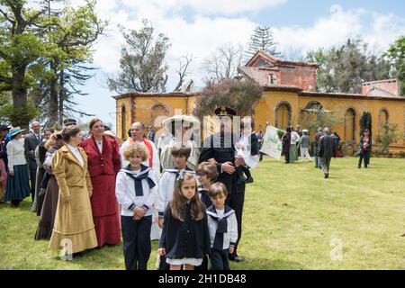 Zwei Laiendarsteller, die den Kaiser von Österreich Karl 1 oder Karl 1 und seine Frau Zita in der Quinta Jardins do Imperador bei der Wiedereröffnung der Emp handeln Stockfoto