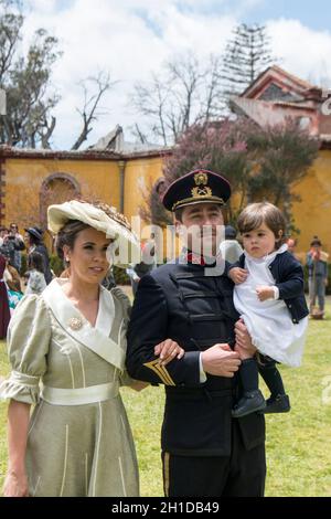 Zwei Laiendarsteller, die den Kaiser von Österreich Karl 1 oder Karl 1 und seine Frau Zita in der Quinta Jardins do Imperador bei der Wiedereröffnung der Emp handeln Stockfoto