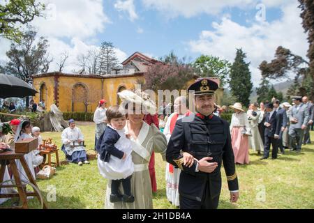 Zwei Laiendarsteller, die den Kaiser von Österreich Karl 1 oder Karl 1 und seine Frau Zita in der Quinta Jardins do Imperador bei der Wiedereröffnung der Emp handeln Stockfoto