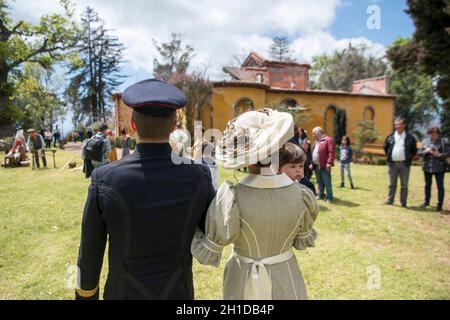Zwei Laiendarsteller, die den Kaiser von Österreich Karl 1 oder Karl 1 und seine Frau Zita in der Quinta Jardins do Imperador bei der Wiedereröffnung der Emp handeln Stockfoto