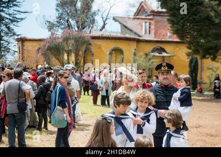 Zwei Laiendarsteller, die den Kaiser von Österreich Karl 1 oder Karl 1 und seine Frau Zita in der Quinta Jardins do Imperador bei der Wiedereröffnung der Emp handeln Stockfoto