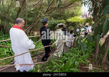 Zwei Laiendarsteller, die den Kaiser von Österreich Karl 1 oder Karl 1 und seine Frau Zita in der Quinta Jardins do Imperador bei der Wiedereröffnung der Emp handeln Stockfoto