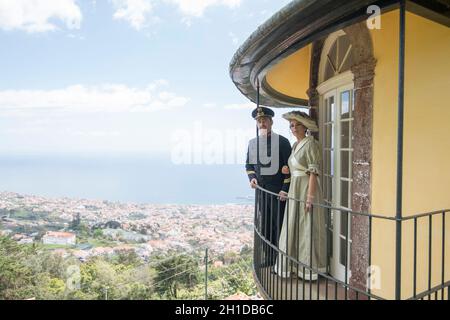 Zwei Laiendarsteller, die den Kaiser von Österreich Karl 1 oder Karl 1 und seine Frau Zita in der Quinta Jardins do Imperador bei der Wiedereröffnung der Emp handeln Stockfoto