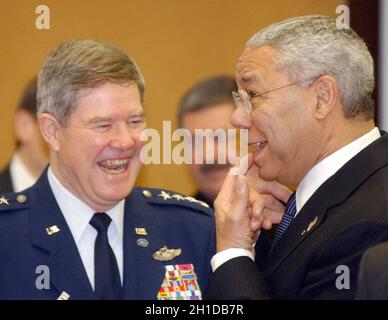 Prag, Tschechische Republik. November 2002. ***DATEI FOTO*** US-General Joseph Ralston, links, lächelt mit US-Außenminister Colin Powell, rechts, während des NATO-Gipfels in Prag, Tschechische Republik, am 22. November 2002. Kredit: Rene Fluger/CTK Foto/Alamy Live Nachrichten Stockfoto