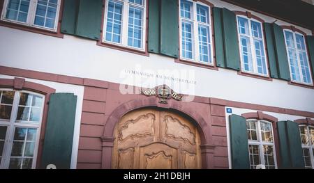 Basel, Schweiz - 25. Dezember 2017: Blick auf die Fassade des Lyceum-Gymnasiums am Munderblatz in der Innenstadt an einem Wintertag. Einer der Mo Stockfoto