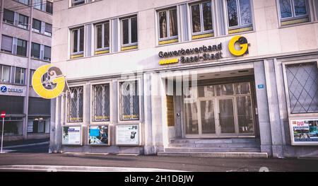 Basel, Schweiz - 25. Dezember 2017: Blick auf die Fassade des Berufsverbandes Basel-Stadt (Gewerbeverbande) in der Innenstadt auf einen Wi Stockfoto