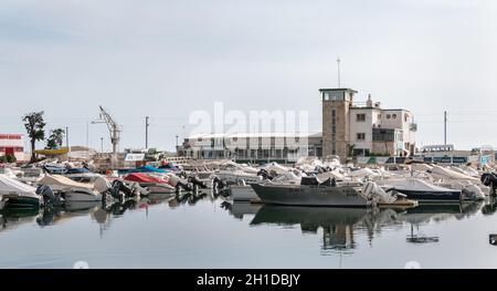 Faro, Portugal - Mai 1, 2018: Blick auf den Yachthafen von der Stadt mit den kleinen Booten an einem Frühlingstag Stockfoto