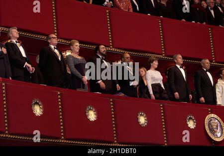 Der US-Präsident George W. Bush und die First Lady Laura Bush nehmen am Sonntag, dem 2. Dezember 2001, an den Kennedy Center Honors im John F. Kennedy Center for the Performing Arts in Washington, DC Teil. Die diesjährigen Preisträger sind, von links nach rechts, der Pianist Van Cliburn, der Schauspieler Jack Nicholson, die Sängerin Julie Andrews, opernsänger Luciano Pavarotti und musikmeister Quincy Jones. US-Außenminister Colin Powell ist auf der rechten Seite.Quelle: Robert Trippett - Pool via CNP Stockfoto