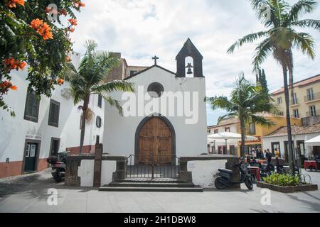 Die capela do Corpo santo in der Altstadt von Zona Velha in der Altstadt von Funchal bei Nacht auf der Insel Madeira in Portugal. Portugal, Madeira, A. Stockfoto