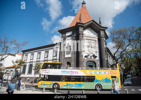 Das Denkmal von joao goncalves zarco vor der Banco de Portugal in der avenida Arriaga im Stadtzentrum von Funchal auf der Insel Madeira von P Stockfoto