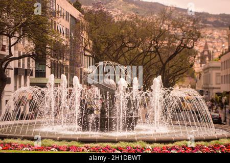 Die Rotunda do Infante im Stadtzentrum von Funchal auf der Insel Madeira in Portugal. Portugal, Madeira, April 2018 Stockfoto