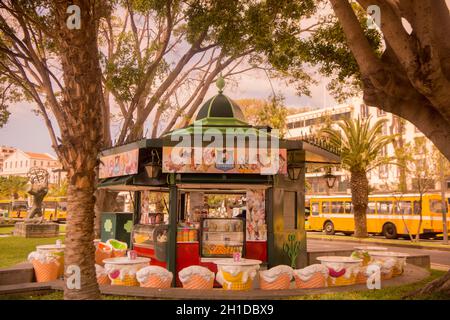 Eine Imbissbar an der Promenade der Avenida do mar im Stadtzentrum von Funchal auf der Insel Madeira in Portugal. Portugal, Madeira, April 2018 Stockfoto