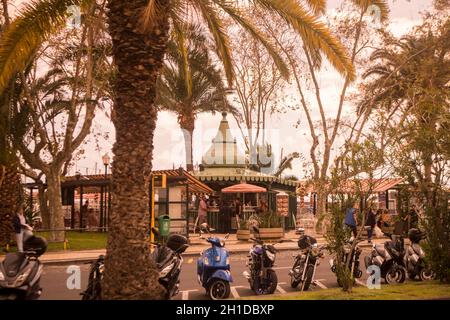 Eine Imbissbar an der Promenade der Avenida do mar im Stadtzentrum von Funchal auf der Insel Madeira in Portugal. Portugal, Madeira, April 2018 Stockfoto