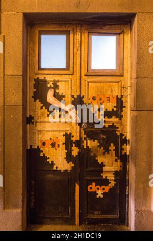Straßen- und Wandkunst an den alten Häusern in der Altstadt von Zona Velha in der Altstadt von Funchal nachts auf der Insel Madeira in Portugal. Portugal Stockfoto