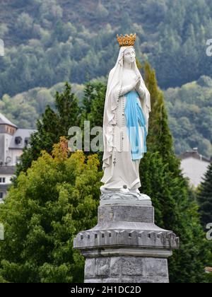 Lourdes, Frankreich - 9 Oct 2021: Statue der Jungfrau Maria an der Espanade der Rosenkranzbasilika Stockfoto