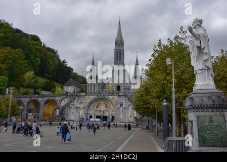 Lourdes, Frankreich - 9. Oktober 2021: Die Rosenkranzbasilika Kirche von Lourdes Stockfoto