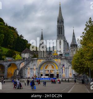 Lourdes, Frankreich - 9. Oktober 2021: Die Rosenkranzbasilika Kirche von Lourdes Stockfoto
