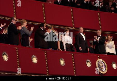 Der US-Präsident George W. Bush und die First Lady Laura Bush nehmen am Sonntag, dem 2. Dezember 2001, an den Kennedy Center Honors im John F. Kennedy Center for the Performing Arts in Washington, DC Teil. Zu den diesjährigen Preisträgern gehörten der Schauspieler Jack Nicholson, die Sängerin Julie Andrews, die Opernsängerin Luciano Pavarotti und der musikmeister Quincy Jones. Außenminister Colin Powell und seine Frau Alma sind auf der rechten Seite.Quelle: Robert Trippett - Pool via CNP Stockfoto