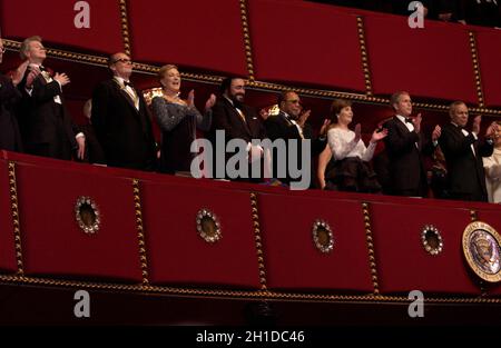 Der US-Präsident George W. Bush und die First Lady Laura Bush nehmen am Sonntag, dem 2. Dezember 2001, an den Kennedy Center Honors im John F. Kennedy Center for the Performing Arts in Washington, DC Teil. Die diesjährigen Preisträger sind, von links nach rechts, der Pianist Van Cliburn, der Schauspieler Jack Nicholson, die Sängerin Julie Andrews, opernsänger Luciano Pavarotti und musikmeister Quincy Jones. Außenminister Colin Powell und seine Frau Alma sind auf der rechten Seite.Quelle: Robert Trippett - Pool via CNP Stockfoto