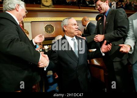 Washington, DC - 28. Januar 2003 -- US-Außenminister Colin Powell kommt vor der US-Repräsentantenkammer an, bevor US-Präsident George W. Bush seine Rede zur Lage der Union auf einer gemeinsamen Sitzung des US-Kongresses hält. Kredit: Pablo Martinez Monsivais - Pool über CNP Stockfoto