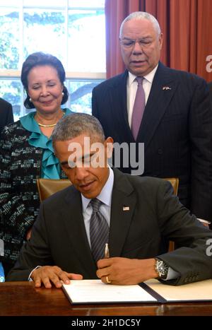 Der US-Präsident Barack Obama unterzeichnet mit dem Gründungsvorsitzenden und ehemaligen US-Außenminister Colin Powell (R) und der derzeitigen Vorstandsvorsitzenden Alma Powell (L) im Rahmen einer Zeremonie im Oval Office des Weißen Hauses in Washington, DC, die Versprechenserklärung des amerikanischen Gipfeltreffens. USA 22. September 2014. Präsident Obama wird der siebte Präsident in Folge sein, der die Erklärung unterzeichnet, die die Amerikaner auffordert, der Jugend Amerikas dabei zu helfen, ihr volles Potenzial auszuschöpfen. Kredit: Shawn Thew/Pool über CNP Stockfoto