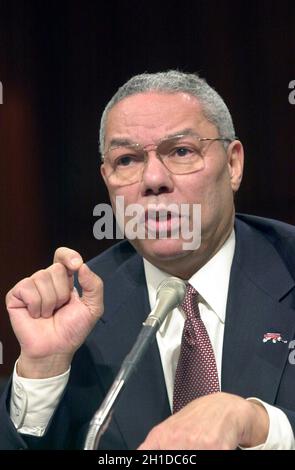 Washington, Vereinigte Staaten. Januar 2001. Colin L. Powell, der General der US-Armee (im Ruhestand), bezeugt vor dem Ausschuss für Außenbeziehungen des US-Senats in Washington, DC, seine Ernennung zum US-Außenminister am 17. Januar 2001. Kredit: Ron Sachs/CNP/dpa/Alamy Live Nachrichten Stockfoto