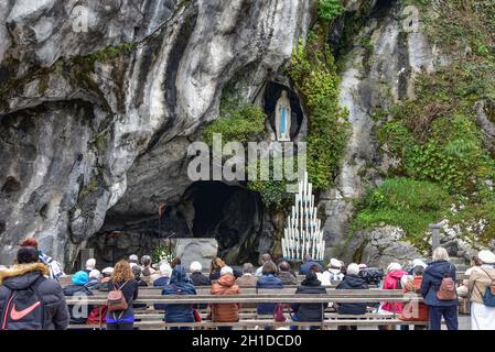 Lourdes, Frankreich - 9. Oktober 2021: Katholische Pilger nehmen an einem Gottesdienst in der Grotte Massabielle in der Rosenkranzbasilika von Lourdes Teil Stockfoto