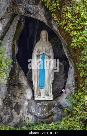 Lourdes, Frankreich - 9 Oct 2021: Statue der Jungfrau Maria in der Grotte Massabielle in Lourdes Stockfoto