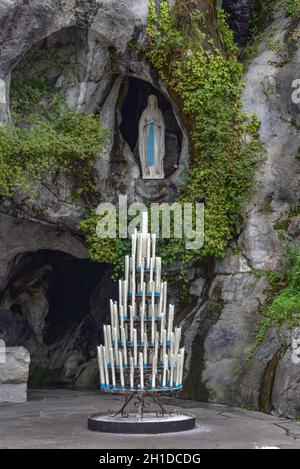 Lourdes, Frankreich - 9 Oct 2021: Statue der Jungfrau Maria in der Grotte Massabielle in Lourdes Stockfoto