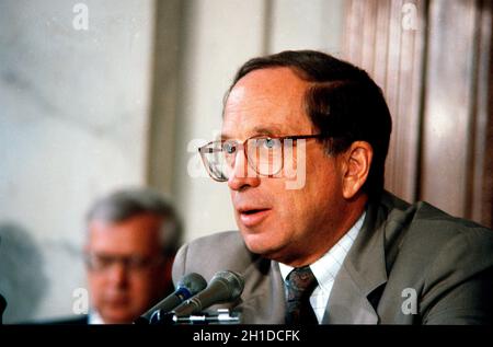 Der US-Senator Sam Nunn (Demokrat von Georgien), Vorsitzender des US-Senatsausschusses für bewaffnete Dienste, führt die Bestätigungsverhandlung durch, in der die Ernennung von US-Armeegeneral Colin L. Powell zum Vorsitzenden der Joint Chiefs of Staff auf dem Capitol Hill in Washington, DC am 20. September 1989 berücksichtigt wird. General Powell wurde vom US-Präsidenten George H.W. nominiert Bush tritt die Nachfolge von US Navy Admiral William J. Crowe an. Kredit: Howard L. Sachs/CNP Stockfoto