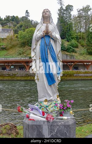 Lourdes, Frankreich - 9. Oktober 2021: Eine Statue der Jungfrau Maria am Ufer des Flusses Gave de Pau in Lourdes Stockfoto